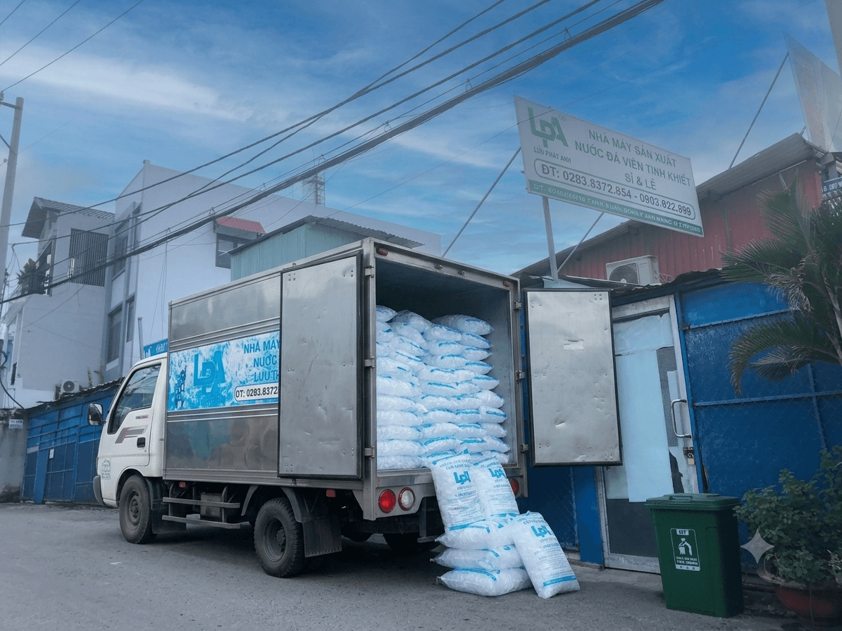 Xe tải giao nước đá LPA tại nhà máy năm 2026